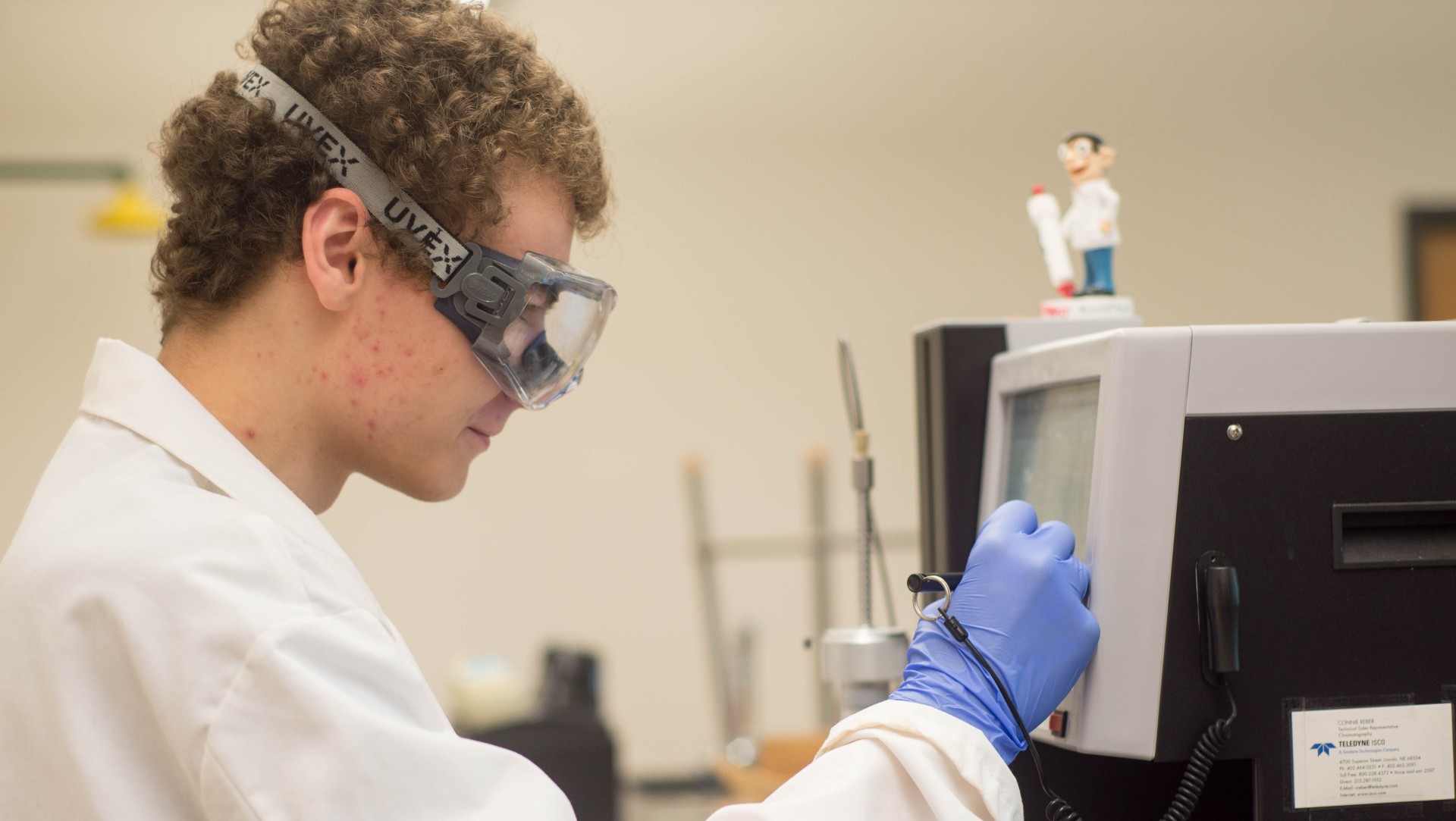 A student uses the automated flash chromatophraphy system in a chemistry lab during summer research.